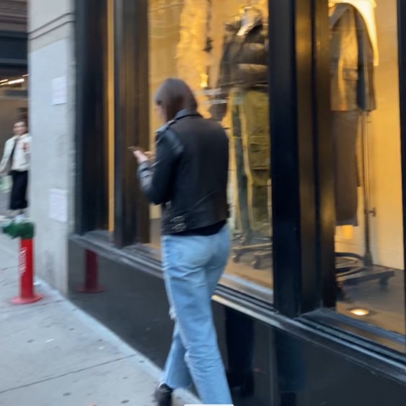 NYC Aritzia - Picture 4 of 13